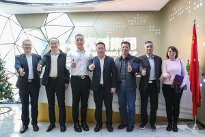 广州市与番禺区人力资源和社会保障局领导莅临江南(中国)集团调研指导